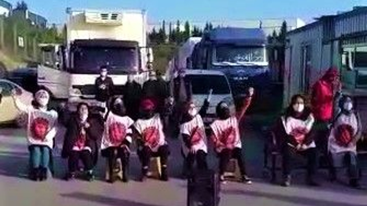 'Tacize uğruyoruz' diyen kadın işçiler araç girişlerini kapattı!